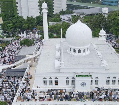 Foto Udara memperlihatkan suasana shalat Iduladha di Masjid Al-Azhar, Kebayoran Baru, Jakarta Selatan, Minggu (16/6/2024). (Liputan6.com/Herman Zakharia)