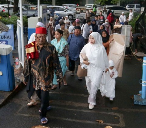 FOTO: Umat Muslim di Masjid Agung Al-Azhar Saat Melaksanakan Salat Iduladha 2024