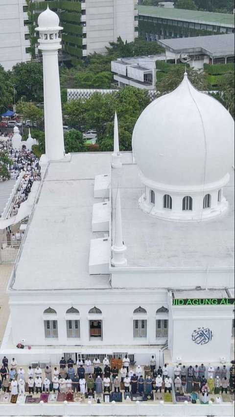 FOTO: Umat Muslim di Masjid Agung Al-Azhar Saat Melaksanakan Salat Iduladha 2024