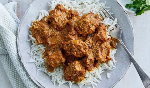 3. Masukkan daging. Masak sambil terus diaduk-aduk dengan api kecil sampai kelihatan berminyak.<br>