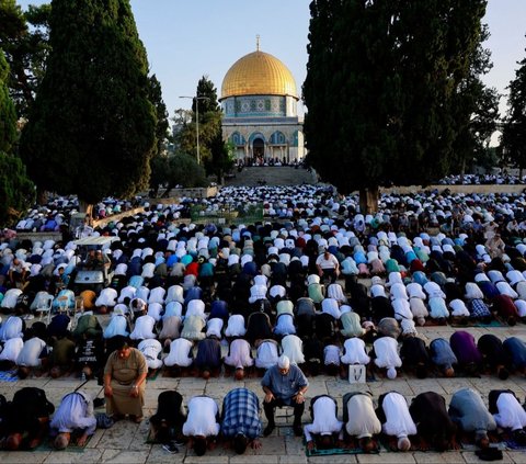 Di tengah ketegangan dan agresi Israel terhadap Gaza dan Tepi Barat yang terus meningkat, ribuan warga Palestina berkumpul di kompleks Masjid Al-Aqsa di Kota Tua Yerusalem untuk melaksanakan salat Iduladha 2014 pada hari Minggu (16/6/2024). Foto: REUTERS / Ammar Awad<br>