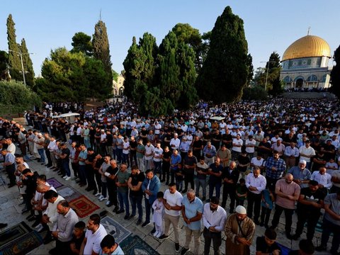 FOTO: Syahdu, Ribuan Jemaah Muslim Palestina Salat Iduladha di Komplek Al-Aqsa