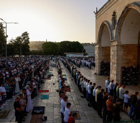 FOTO: Syahdu, Ribuan Jemaah Muslim Palestina Salat Iduladha di Komplek Al-Aqsa