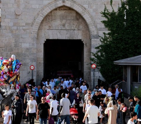 FOTO: Syahdu, Ribuan Jemaah Muslim Palestina Salat Iduladha di Komplek Al-Aqsa