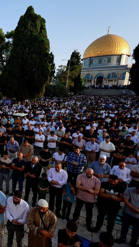 Suasana khidmat dan penuh kekhusyukan terlihat menyelimuti jemaah muslim yang sedang melaksanakan salat id bersama-sama. Foto: REUTERS / Ammar Awad<br>