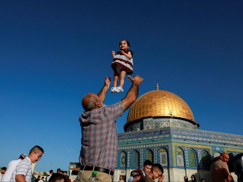 FOTO: Syahdu, Ribuan Jemaah Muslim Palestina Salat Iduladha di Komplek Al-Aqsa