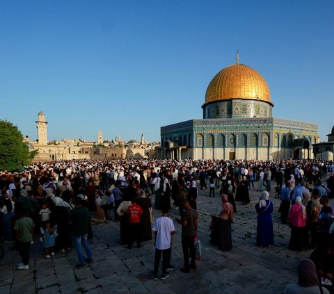 FOTO: Syahdu, Ribuan Jemaah Muslim Palestina Salat Iduladha di Komplek Al-Aqsa