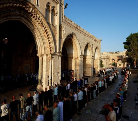 FOTO: Syahdu, Ribuan Jemaah Muslim Palestina Salat Iduladha di Komplek Al-Aqsa