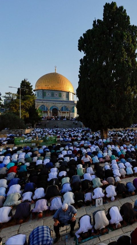 FOTO: Syahdu, Ribuan Jemaah Muslim Palestina Salat Iduladha di Komplek Al-Aqsa<br>