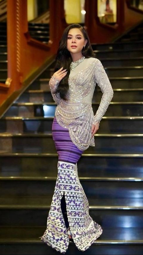 Deretan Foto Melly Lee yang Tampil dalam Balutan Busana Kebaya, Cantik dan Anggun