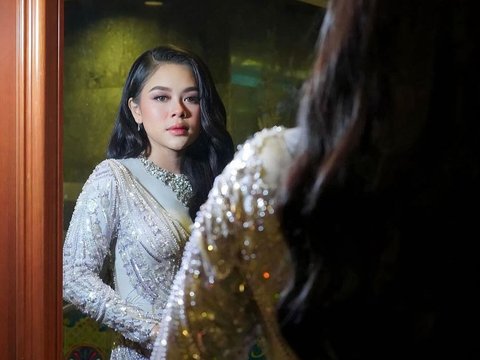 Deretan Foto Melly Lee yang Tampil dalam Balutan Busana Kebaya, Cantik dan Anggun