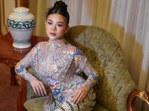 Deretan Foto Melly Lee yang Tampil dalam Balutan Busana Kebaya, Cantik dan Anggun