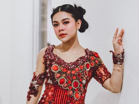 Deretan Foto Melly Lee yang Tampil dalam Balutan Busana Kebaya, Cantik dan Anggun