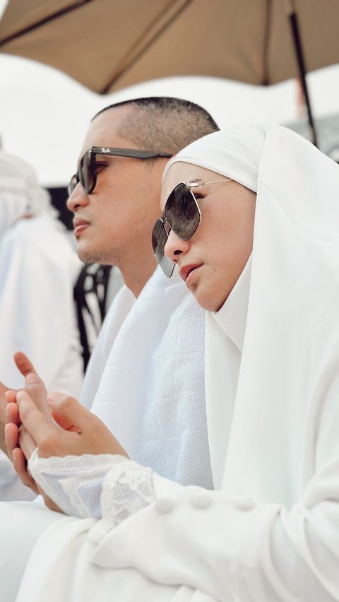 Cerita Citra Kirana saat Wukuf di Arafah, Duduk Berdua Bersama Suami Panjatkan Doa Hingga Tak Henti Menitikan Air Mata