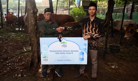 Peringati Hari Raya Iduladha 1445 H, Le Minerale Serahkan Sapi Limosin ke Masjid Istiqlal<br>