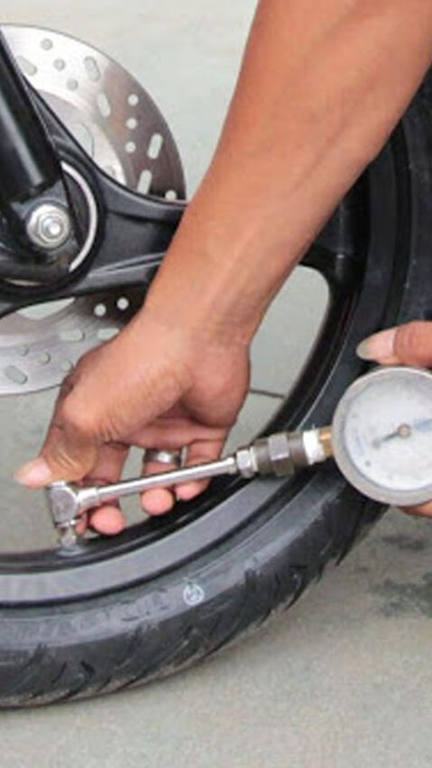 Perhatikan Risiko Mengemudi Motor dengan Ban yang Kekurangan Angin