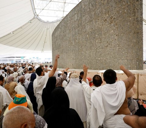 Jemaah haji dari berbagai penjuru dunia mulai bergerak menuju Muzdalifah dan Mina setelah melaksanakan wukuf di Padang Arafah pada Sabtu, 15 Juni 2024. Foto: REUTERS / Saleh Salem<br>