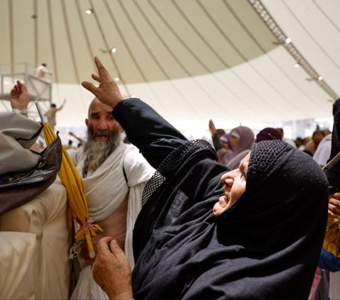 FOTO: Setelah Wukuf Arafah, Jemaah Haji Seluruh Dunia Mulai Melempar Jumrah di Mina