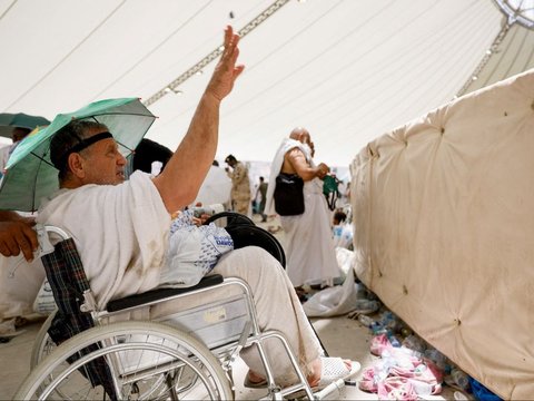 FOTO: Setelah Wukuf Arafah, Jemaah Haji Seluruh Dunia Mulai Melempar Jumrah di Mina