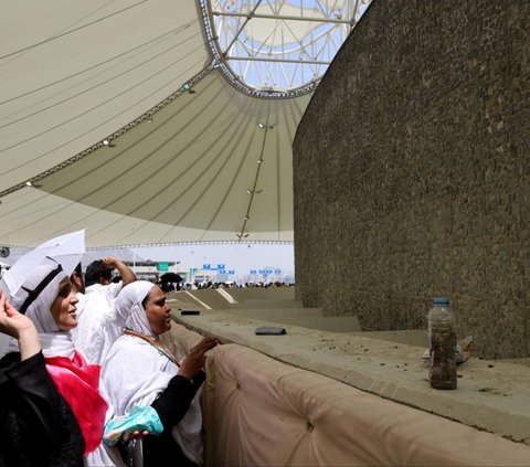 Di Muzdalifah, jemaah menghabiskan waktu untuk beristirahat sejenak dan melanjutkan ibadah mereka dengan penuh kekhusyukan. Foto: REUTERS / Saleh Salem<br>