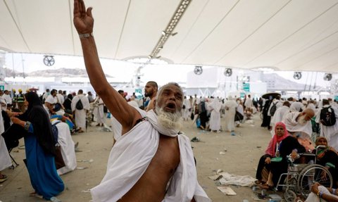 FOTO: Setelah Wukuf Arafah, Jemaah Haji Seluruh Dunia Mulai Melempar Jumrah di Mina