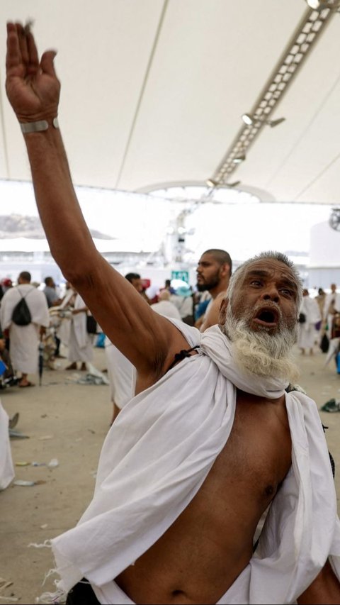 Prosesi ini menjadi simbol perlawanan manusia sepanjang umur terhadap setan dan godaan duniawi. Foto: REUTERS / Saleh Salem<br>