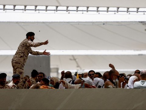 FOTO: Setelah Wukuf Arafah, Jemaah Haji Seluruh Dunia Mulai Melempar Jumrah di Mina