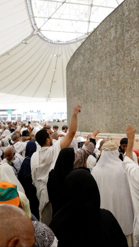 FOTO: Setelah Wukuf Arafah, Jemaah Haji Seluruh Dunia Mulai Melempar Jumrah di Mina