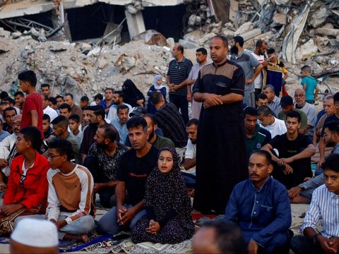 FOTO: Potret Pilu Warga Palestina di Gaza Rayakan Iduladha di Tengah Kehancuran