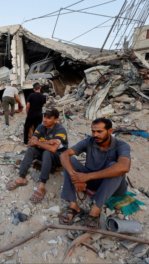 Dan blokade yang masih terus berlangsung membuat situasi semakin akut, terutama bagi mereka yang kehilangan tempat tinggal dan harus hidup di tengah reruntuhan. Foto: REUTERS / Mohammed Salem<br>