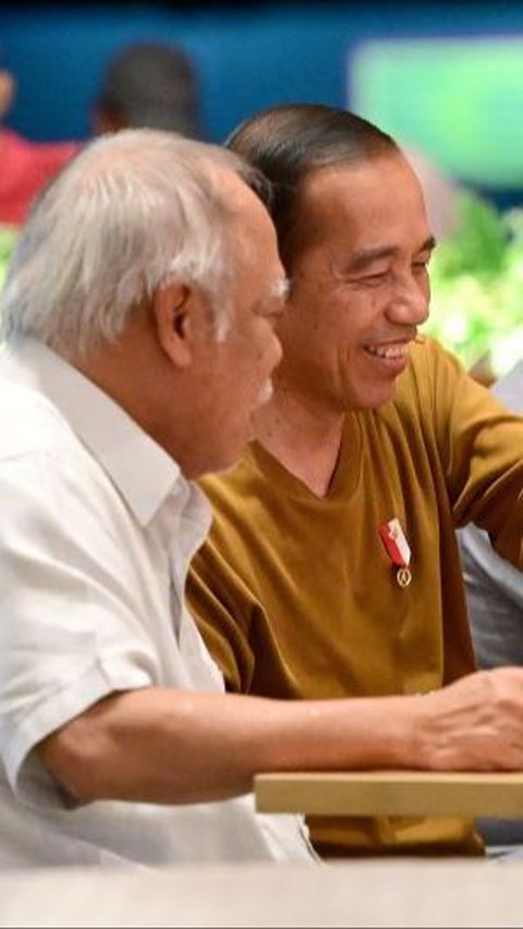 Jokowi Ngevlog Sambil Santap Mi Pedas di Semarang