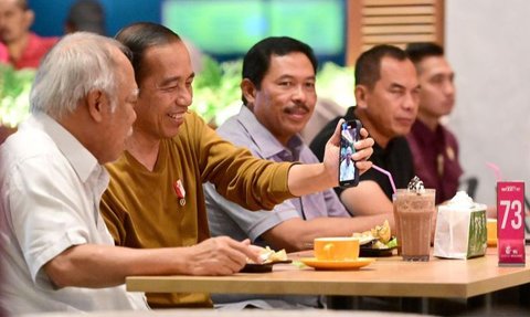 Jokowi Ngevlog Sambil Santap Mi Pedas di Semarang