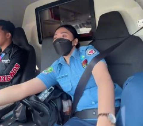 Perjuangan Kru Ambulans Jemput Pasien Darurat Pakai Sepatu Saat OTW