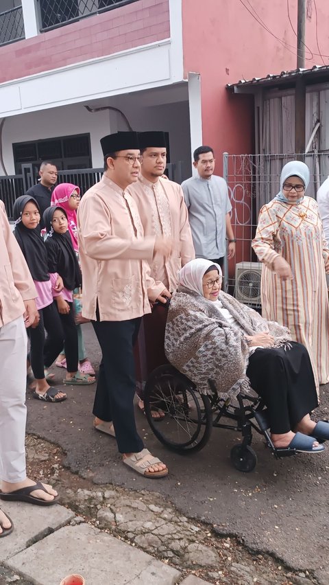 <br>Bertema Cokelat, Anies dan Keluarga Salat Iduladha di Masjid Babul Khoirot Lebak Bulus