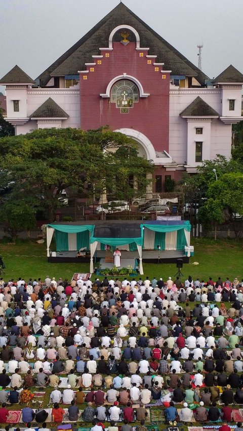 FOTO: Indahnya Toleransi di Depok, Salat Iduladha Berlangsung Damai di Depan Gereja Bethel Indonesia