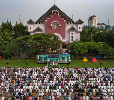 Umat Muslim di Depok melaksanakan Salat Iduladha 1445 Hijriah di Lapangan Lembaga Cornelis Chastelein yang terletak tepat di depan Gereja Bethel Indonesia. Foto: merdeka.com / Arie Basuki<br>