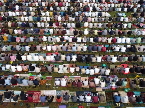 FOTO: Indahnya Toleransi di Depok, Salat Iduladha Berlangsung Damai di Depan Gereja Bethel Indonesia