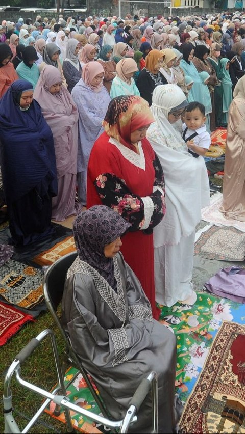 Sejak subuh, ribuan jamaah sudah mulai berdatangan untuk mengikuti ibadah Salat Iduladha. Foto: merdeka.com / Arie Basuki<br>