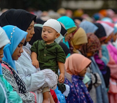 FOTO: Indahnya Toleransi di Depok, Salat Iduladha Berlangsung Damai di Depan Gereja Bethel Indonesia