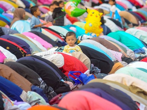 FOTO: Indahnya Toleransi di Depok, Salat Iduladha Berlangsung Damai di Depan Gereja Bethel Indonesia