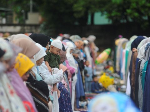 FOTO: Indahnya Toleransi di Depok, Salat Iduladha Berlangsung Damai di Depan Gereja Bethel Indonesia