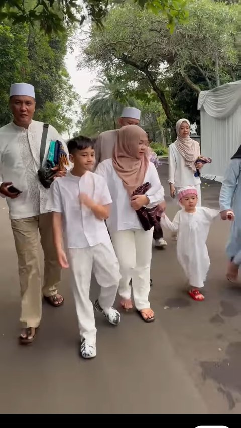 Orang Tua Naik Haji, Begini Momen Rafathar dan Rayyanza Berangkat Salat Idul Adha, Didampingi Pengasuh dan Bodyguard