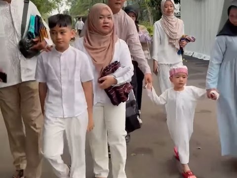 Orang Tua Naik Haji, Begini Momen Rafathar dan Rayyanza Berangkat Salat Idul Adha, Didampingi Pengasuh dan Bodyguard