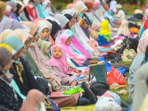 FOTO: Indahnya Toleransi di Depok, Salat Iduladha Berlangsung Damai di Depan Gereja Bethel Indonesia