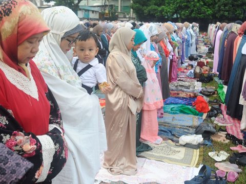 FOTO: Indahnya Toleransi di Depok, Salat Iduladha Berlangsung Damai di Depan Gereja Bethel Indonesia