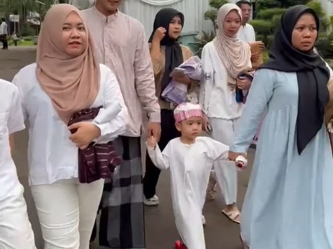 Orang Tua Naik Haji, Begini Momen Rafathar dan Rayyanza Berangkat Salat Idul Adha, Didampingi Pengasuh dan Bodyguard