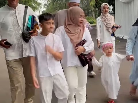 Orang Tua Naik Haji, Begini Momen Rafathar dan Rayyanza Berangkat Salat Idul Adha, Didampingi Pengasuh dan Bodyguard