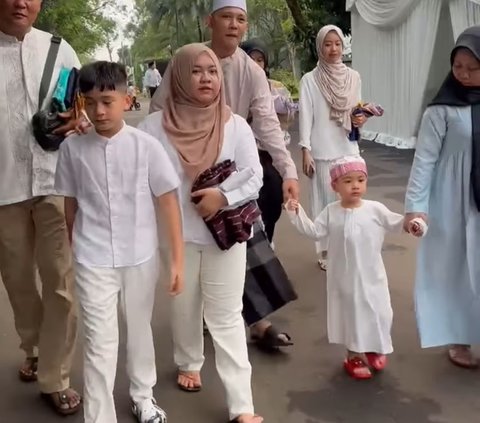 Orang Tua Naik Haji, Begini Momen Rafathar dan Rayyanza Berangkat Salat Idul Adha, Didampingi Pengasuh dan Bodyguard