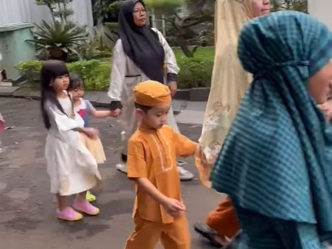 Orang Tua Naik Haji, Begini Momen Rafathar dan Rayyanza Berangkat Salat Idul Adha, Didampingi Pengasuh dan Bodyguard