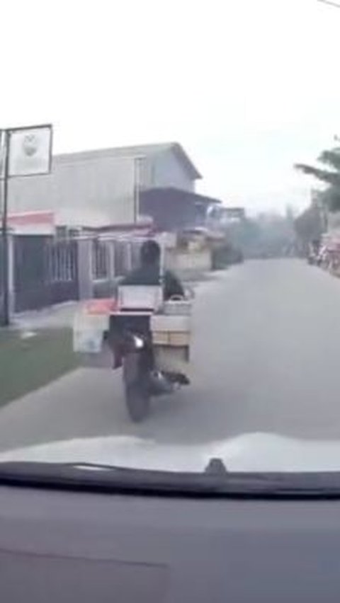 Pemotor Tidak Bermoral, Lampu Sein ke Kiri tetapi Membelok ke Arah yang Berlawanan!